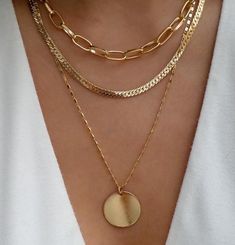 Chain Necklace Outfit, Pretty Jewelry Necklaces, Stacked Necklaces, Elevated Style, Gold Disc, Necklace Sets, Dainty Gold Necklace, Jewelry Fashion Trends