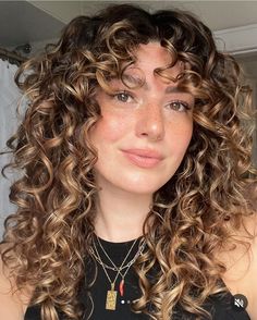 Summer Highlights Curly Hair, Curly Hair Bangs Glasses, Curly Hair Shag Haircut, Money Piece Curly Hair, Curly Hair Color Ideas, Curly Hair Color, Spring Hair Color Trends, Curly Cuts, Dyed Curly Hair