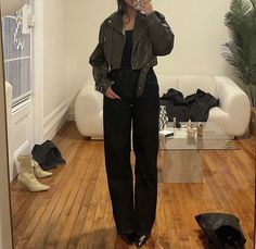 Baggy Pants Boots Outfit, Baggy Pants And Boots Outfit, Baggy Pants Pointy Heels, Baggy Pants And Pointy Heels, Black Pants Boots Outfit, Baggy Pants Heels Outfit, Baggy Pants Heels, Outfits With Pointy Heels, Jeans With Pointy Heels Outfits