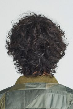 カッコいいのに、どこかファニーな親しみも。個性とカルチャー感が際立つリッジパーマ【東京最旬ヘアカタログ】 MEN'S NON-NO WEB Male Hairstyles Wavy, Curly Medium Hair Men, Male Haircuts Wavy, Wavy Hair Men Medium, Short Shaggy Haircuts Men, Wavy Hairstyles Men Medium, Wavy Long Hair Men, Male Hairstyles Long, Shaggy Hair Men