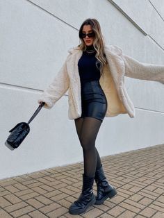 #WinterFashion#CozyStyle#WinterOutfit#LayerUp#ColdWeatherStyle#SnowyDayStyle#WinterWardrobe#WinterVibes#WinterLayers#SweaterWeather#WinterOutfitGoals#nycwinteroutfit#womenfashion#ootd# Mode Poses, Stile Blair Waldorf, Adrette Outfits, Thanksgiving Outfit Ideas, Looks Country, Winter Fashion Outfits Casual, Cooler Look