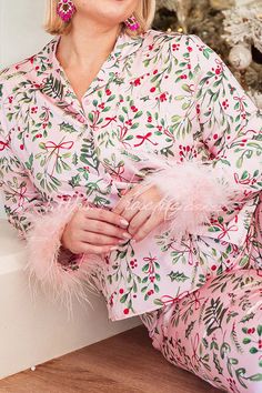 Christmas Lounge, Shirt Collar Styles, Pink Pajamas, Pink Holiday, Party Kleidung, Holiday Pajamas, Charts For Kids, Cute Pajamas, Pink Feathers