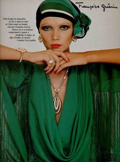 Layering Textures Fashion, Moda Disco, 70s Mode, Style Vert, 70s Jewelry, 70s Glam, Disco Fashion, Fashion 1970s, Fashion 70s