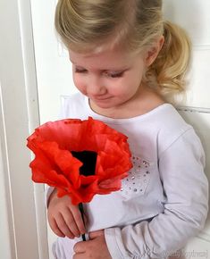 Coffee Filter Flowers Diy, Poppy Wreath, Coffee Filter Flowers, Coffee Filter Crafts, Poppy Painting, Coffee Filters