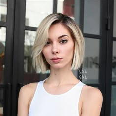 Hair Spell Short Blonde Hairstyles, Blonde Hair With Roots, Fall Hair Color Ideas, Blonde Pixie Hair, Blonde Hairstyles, Short Hair Balayage, Brown Blonde Hair, Dark Roots, Short Blonde