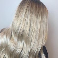 Grijs haar kleuren met highlights | Wella Professionals Travel Highlight Cover, Travel Highlight, Beachy Blonde Hair, Cool Blonde Hair Colour, Grey Blonde Hair, Color Formulas, Cool Blonde Hair