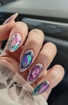 26 Gorgeous Geode Nail Art Designs To Gem Up Your Nails Celebrity Nail Designs, Glitter Nails Colorful, Capsulated Acrylic Nails, Geode Nail Art, Gem Nail Designs, Stone Nail Art, Cherry Blossom Nails, Magic Nails