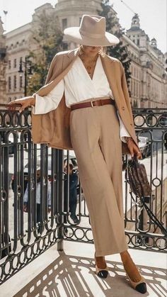 Spring Work Outfits For Women 2023, Beige Suit For Women, Beige Suits Women, Turquoise Shirt Outfit, Dress Like An Italian Woman, Italian Women Style, Casual Chique Stijl, Elegante Y Chic