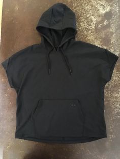 Under Armour women’s double knit short sleeve hooded tunic EUC size medium. Under Armour Short Sleeve Athleisure Top, Casual Short Sleeve Tops With Drawstring Hood, Sporty Short Sleeve Hoodie With Drawstring, Short Sleeve Tops With Drawstring Hood For Streetwear, Streetwear Short Sleeve Tops With Drawstring Hood, Sporty Short Sleeve Relaxed Fit Hoodie, Casual Stretch Tops By Under Armour, Short Sleeve Cotton Hoodie With Drawstring, Hooded Tunic