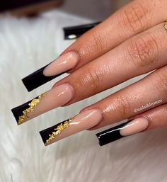 43.5k Likes, 38 Comments - Mariana Luna 💕 (@nailashbymari) on Instagram: “Elegance 🖤   • • • • • • •  #taperedsquarenails #acrylics #bombnails #acrylicnails #fresnonails…” Black Acrylic Nail Designs, Gold Acrylic Nails, Tapered Square Nails, Black Acrylic Nails, Colored Acrylic, Colored Acrylic Nails, Nail Tattoo