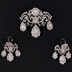 For Sale on 1stDibs - Museum-quality rare and important antique 18th century Minas Novas rock crystal quartz girandole pendant and earrings demi-parure mounted in closed-back Ornate Baroque Jewelry With Rose Cut Diamonds, Harrow Faire, Regency Fashion Women, Cabin Door, Regency Fashion, Oc Inspo, Earrings Pendant, Fashion Fits, Crystal Quartz