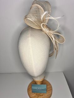 Gold high-quality sinamay bow attached to coordinating headbands for easy wear. Each fascinator is crafted by hand, ensuring that no two pieces are exactly alike. Our bow design fascinators are available in a variety of colors to match any outfit. Whether you're looking for a bold pop of color or a subtle neutral tone. 🖤This head piece looks simply stunning and is perfect for weddings, special occasions or a day at the races.  🖤All head pieces are finished with matching headband wrapped in co-ordinating silk ribbon or secure millinery elastic which is comfortable and easy hidden. 🖤Shipped in a sturdy (keepsake) box and packed with special love and care.  🖤Made in the UK - customised fascinator orders are welcome. Please send me a message and we can create something unique.  Terms & Con Bow Fascinator, Wedding Guess, Fascinator Wedding, Day At The Races, Headband Wrap, Head Pieces, Head Piece, Matching Headband, Bow Design