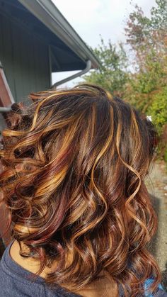 Hair Highlights Different Colors, Brown Caramel And Red Highlights, Blonde And Red Highlights On Brown Hair, Fall Highlights For Brown Hair Caramel And Red, Auburn And Blonde Highlights, Fall Hair Colors For Short Hair, Red Hair Medium Length, Chocolate Brown Wig With Highlights, Brunette Fall Hair 2023