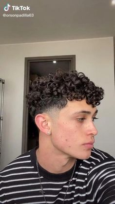 Se você está buscando aderir aos cachos naturais com confiança, separamos 10 dicas essenciais para ajudá-lo a cuidar, definir e exibir seus belos cabelos cacheados da melhor forma possível. Short Haircuts Curly Hair, Curly Hair Taper, Boys Haircuts Curly Hair, Boys Curly Haircuts, Fade Haircut Curly Hair, Long Curly Hair Men