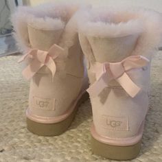 Christmas Wishlist For Teens, Cute Uggs, Pink Uggs, Dr Shoes, Pink Xmas, Koolaburra By Ugg, Pink Bows, Girly Shoes