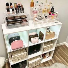 Storage Apartment Ideas, Wallet Organization Closet, Purse Organization Ideas Bedroom, Perfume Organizer Ideas, Hair Storage Ideas Organizing, Cubby Storage Ideas Bedroom, Perfume Storage Ideas Organizing, Purse Display Ideas Bedrooms, Beauty Room Organization