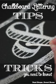 Chalkboard Art and Hand Lettering Tutorials Chalkboard Art Tutorial, Chalk Writing, Chalkboard Doodles, Chalkboard Fonts, Chalkboard Writing, Blackboard Art, Kitchen Chalkboard, Chalk Sign, Chalkboard Drawings