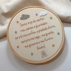 a cross stitch pattern with words written in spanish on the front and back of it