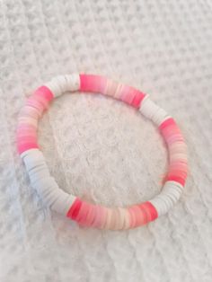 Bracelet Ideas Not Clay Beads, Pink Clay Bead Necklace, Diy Beaded Bracelet Designs, Clay Bead Brackets Ideas, Bracelet Making Ideas Clay Beads, Easy Braclets Ideas, Pastel Clay Bead Bracelet Ideas, Clay Bead Bracelet Diy, Pink Clay Bracelets