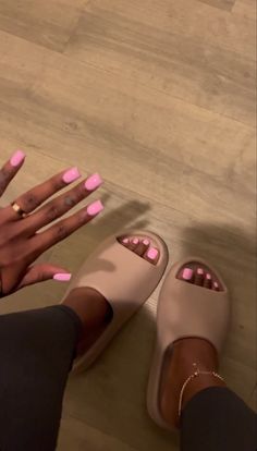 Nails And Shoes Aesthetic, Cute Mani And Pedi Ideas, Pink Toes And Nails Matching, Short Nails And Toes Set, Pink Mani Pedi Ideas, Fresh Set Nails Aesthetic, Matching Mani Pedi Sets, Gel Polish Real Nails, New Set Nails