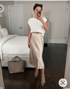 Outfit Cream, Silk Skirt Outfit, Satin Skirt Outfit, Outfit Elegantes, Skirt Outfits Fall, Beige Skirt, Skandinavian Fashion, Chique Outfits, Rock Outfit