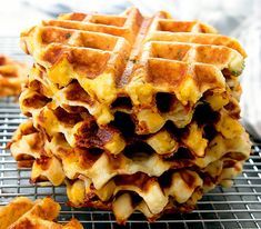 Mashed Potato Waffles, Thanksgiving Brunch, Waffle Iron Recipes, Potato Waffles, Waffle Maker Recipes, Mashed Potato Recipes, Potato Cakes