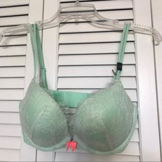 Gorgeous Shiny Mint Colored Bra Brand New With Tags! :) Very Sexy Line. Cheap Green Push-up Bra, Red Lace Bra, Pink Lace Bra, Pink Bralette, Bra Brands, Black Lace Bralette, Victoria Secret Lingerie, Victoria Secret Bras, Pink Bra