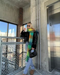 Read Sweater Outfit, Ugg Boots Street Style, Fashion Trends Winter 22/23, Winter Streetwear 2023, New York Outfits Winter Street Style, Ugg Street Style, Iceland Outfit Winter, New York Winter Street Style, Ugg Outfit Ideas Winter