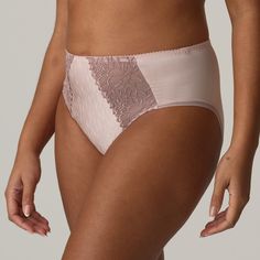 High-waisted briefs that sit higher at the waist and comfortably cover your bottom. The legs have an elegant cut in front. Vintage Pink is a pink make-up hue with a distinct retro vibe. It gives every skin tone a subtle glow and is easy to combine with outfits in lighter colors. Rosa Make-up, Swimsuit Sale, High Waisted Briefs, Active Leggings, Elastic Laces, Bra Shop, Swimwear Sale, Shop Swimwear, Retro Vibe