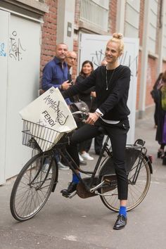 socks Colorful Socks Outfit, Socks Outfit, Oxford Shoes Outfit, Cycle Chic, Sock Outfits, Blue Socks, Winter Mode, Cycling Fashion