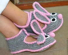 a pair of crocheted gray and pink shoes