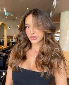 Bronze Highlights // ig: danewakefieldhair Oval Face Haircuts For Women, Curls With Curtain Bangs, Waves With Curtain Bangs, Elegant Bob Hairstyles, Long Layered Hair With Bangs, Light Curls, Dark Brunette Hair, Layered Hair With Bangs, Curly Styles