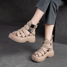 Genero: Mujer
 Tipo: Botas
 Materiales principales: Piel de vaca
 Plantilla: Piel De Cerdo
 Suela: Caucho
 Tipo de Cierre: Cinta Velcro
 Estilo: Diario, Informal, Retro
 Temporada: Verano
 Altura Tacón: Alto (6 cm) Wedge Sandals With Thick Bottom And Round Toe, Trendy Summer Platform Boots With Synthetic Material, Spring Leather Wedge Sandals With Thick Bottom, Leather Wedge Sandals With Thick Bottom For Spring, Summer Platform Boots With Round Toe, Chic Summer Platform Boots With Round Toe, Trendy Sandals With Metal Pin Buckle, Casual Leather Heels With Thick Bottom, Trendy Sandals With Metal Pin Buckle And Round Toe