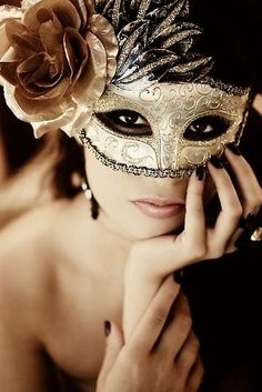 Masquerade Fashion Fotografie, Pierrot Clown, Costume Venitien, Masked Ball, Wearing A Mask, Masquerade Costumes, Venetian Masks, Venetian Mask