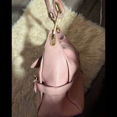 Bolsa De Jimmy Choo Color Rosa Pink Jimmy Choo Purse, Jimmy Choo Bags, Jimmy Choo Bag, Color Rosa, Pink Gold, Jimmy Choo, Pink And Gold, Bucket Bag, Gold Color