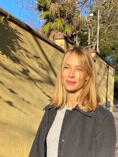 Cortes de pelo que cambian el estado de ánimo | Vogue España Above Shoulder Hair, Blonde Hair With Fringe, Long Bob Blonde, Hair Inspiration Long, Straight Blonde Hair, Honey Blonde Hair, Honey Hair, Blonde Hair Looks