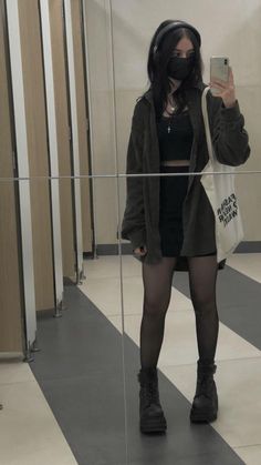 School Baddie, Styl Grunge, Moda Grunge, Look Grunge, Dark Outfits, Soft Grunge