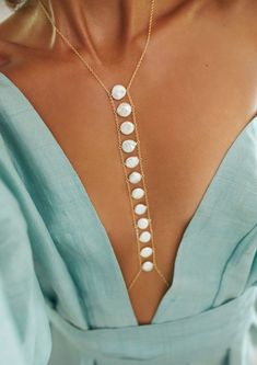 Spine Pearl Body Chain - Goldish Pearl Body Chain, Jóias Body Chains, Body Chains, Makijaż Smokey Eye, Body Chain Jewelry, Mode Inspiration, Chains Jewelry, Body Jewelry, Jewelry Inspiration