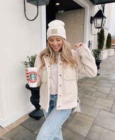 Winter Beanie Outfit, Trendy Winter Hats, Sherpa Jacket Outfit, Beanie Outfit, Hat Aesthetic, Trendy Outfits Winter, Cold Outfits, City Outfits, Beanie Style