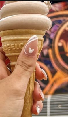 Mickey Mouse Manicure Ideas, Almond Shape Disney Nails, Minimalistic Disney Nails, Disney Natural Nails, Disney Nail Inspiration, Disney Nails Natural, Disney Trip Nails, Disneyland Paris Nails, Disney Nails Aesthetic