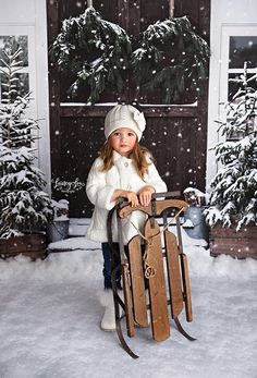 Indoor Winter Photoshoot Ideas, Christmas Barn Photo Session, Christmas Photoshoot Kids, Christmas Background Photography, Christmas Session, Christmas Barn, Door Backdrops, Christmas Poses, Photo Backdrop Christmas