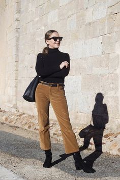 Black Sweater Brown Pants, Tan Corduroy Pants Outfit, Black Corduroy Pants Outfit, Camel Pants Outfit, Corduroy Outfits, Corduroy Pants Outfit, Camel Pants, Black Corduroy Pants, Pants Boots