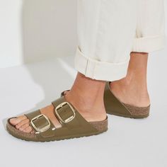 Arizona Big Buckle Natural Leather Patent Big Buckle Birkenstock, Green Birkenstock, Birkenstock Big Buckle, Birkenstock Arizona Big Buckle, Arizona Big Buckle, Birkenstock Sandals Women, Birkenstock Styles, Birkenstock Women, Suede Fashion