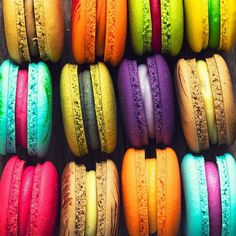 colorful macarons are stacked on top of each other with the words, cosa cerccano di dirt le tue vogliie