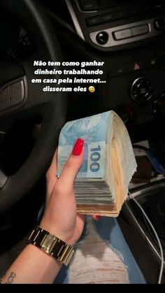 a woman driving a car with money in her hand and the caption reads, no term come planhar