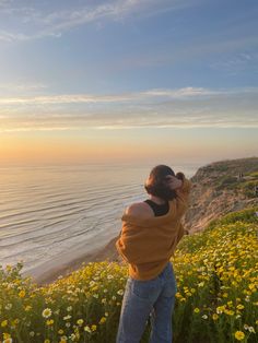 Summer sunset photoshoot cute short hair French haircut bob haircut sunflowers coastal cowgirl coconut girl La Jolla Aesthetic, La Jolla California, Beach Instagram Pictures, La Jolla Cove, California Summer, San Diego Living, Ocean Sunset, La Jolla, Cali