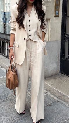 Explore timeless elegance with female old money fashion for the office. Discover styles that combine sophistication and professionalism. Job Outfits, Stripe Vest, Old Money Fashion, Classy Fall Outfits, Plus Size Summer Fashion, Corporate Job, Elegant Classy Outfits, Female Office, Money Fashion