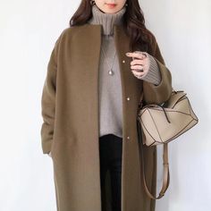 Biscuits Diététiques, Minimalist Moda, Japan Outfit, Winter Attire, Everyday Fashion Outfits, Basket Bag, Office Fashion, Winter Outfit, Signature Style