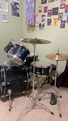 a black drum set sitting on top of a carpeted floor