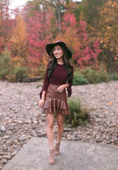 Fall fashion ~ cute (faux) leather skirt outfits with a burgundy sweater, ankle booties and a wool hat Maroon Skirt Outfit Fall, Burgundy Fall Outfits, Brown Leather Skirt Outfit, Faux Leather Skirt Outfit, Stone Boots, Burgundy Outfits, Grunge Outfits Fall, Fall Outfits Women 30s, Cute Fall Fashion